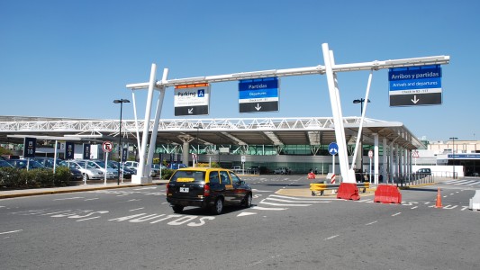 Amplían restricción para fumar a espacios semi cubiertos en Aeropuertos