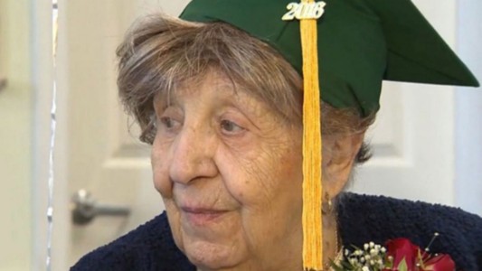 Nunca es tarde: a los 100 años consiguió su diploma de la escuela primaria