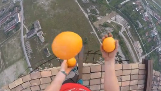 El hombre que hace malabares a 250 metros de altura