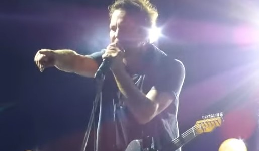 Video: cantante de Pearl Jam paró un concierto y echó a un fan por agredir a una mujer
