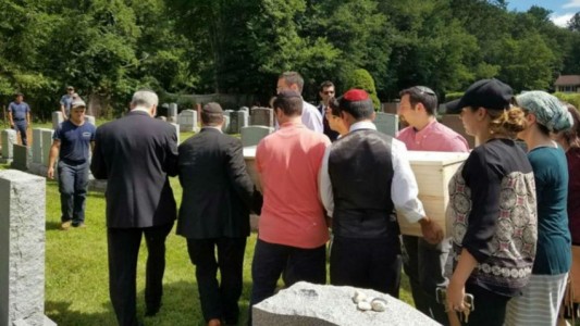 La historia de la mujer sin familia que fue enterrada por 30 extraños