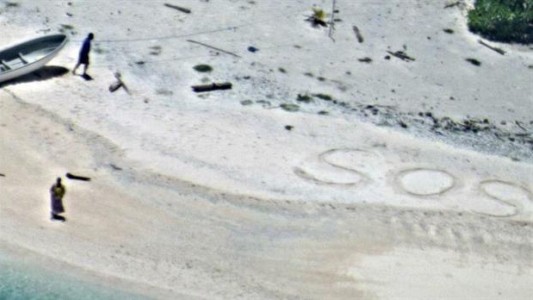 Naufragaron en una isla desierta y los rescatan tras escribir SOS en la arena