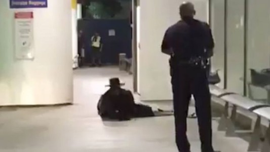 Disfrazado de "El Zorro", sembró pánico en el aeropuerto de Los Ángeles