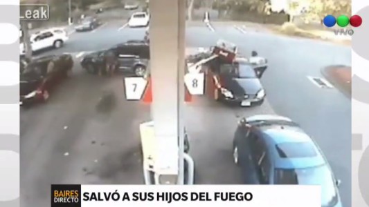 Video: una madre rescató a sus hijos de morir quemados
