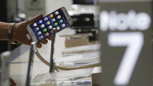 Suspenden la venta del smartphone Galaxy Note 7 tras las denuncias de que se prenden fuego