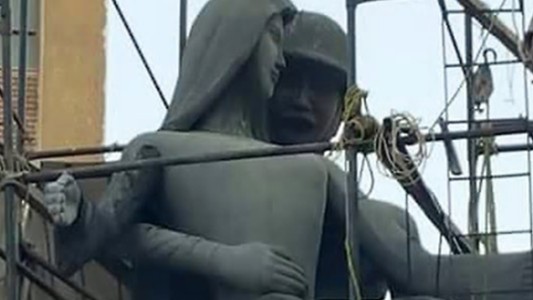 Egipto: por qué generó polémica la estatua de un hombre que abraza a una mujer