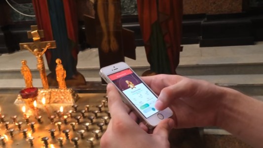Lo arrestaron por buscar pokemones en una iglesia