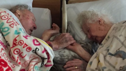 Foto: la conmovedora despedida de una pareja que llevaba 77 años casada