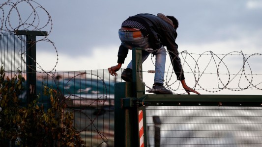 El Reino Unido construirá un muro para impedir el ingreso de inmigrantes en Calais
