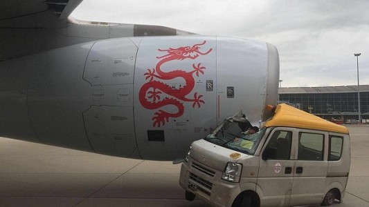 Video: camioneta chocó contra un avión que iba a despegar