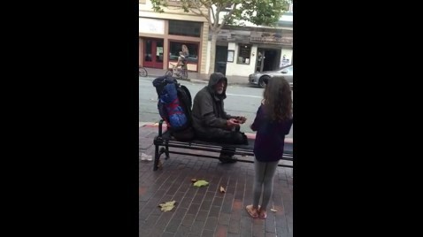 El emotivo gesto de una nena con un hombre sin techo