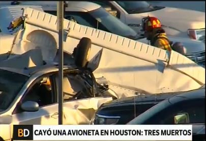 Cayó una avioneta en un estacionamiento: tres muertos