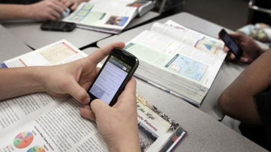 Impulsan habilitar el uso de celulares y tablets en escuelas bonaerenses