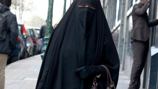 Nueva York: prendió fuego el burka de una mujer y luego la atacó a golpes