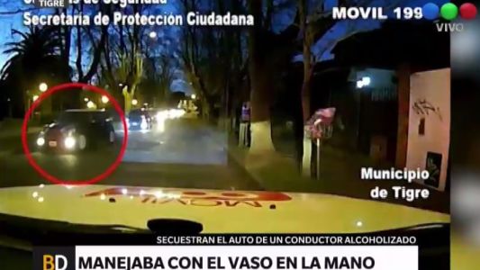Manejaba con el vaso de alcohol en la mano
