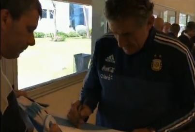 Te regalamos la camiseta de la Selección firmada por Bauza