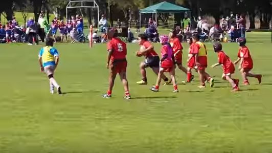 #EsViral El fenómeno del nene imparable del rugby