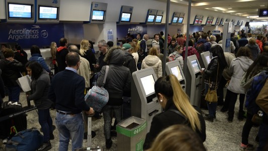 La presidenta de Aerolíneas Argentinas consideró "una locura" el paro de pilotos