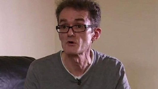 Un inglés se opera a sí mismo por temor a morir esperando un turno