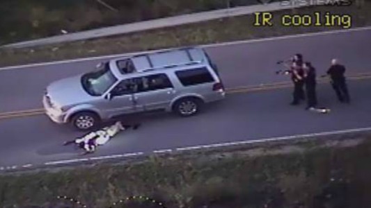 Conmoción en Estados Unidos: la policía mató a un hombre negro desarmado al que se le había roto el auto