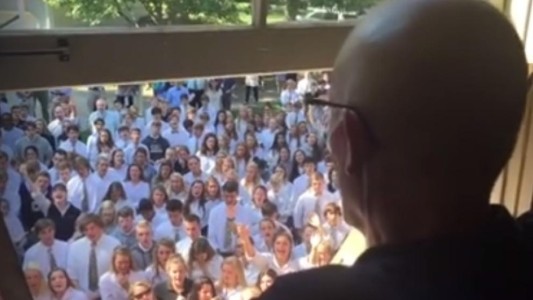 Murió el profesor que tenía cáncer y al que 400 alumnos le cantaron en su ventana