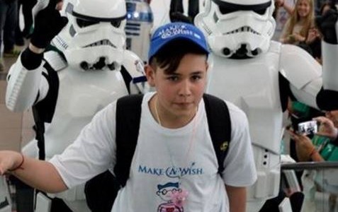 Ezeiza: la fuerza de "Star Wars" cumplió el sueño de un chico enfermo