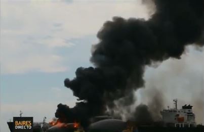 Ardió un buque petrolero