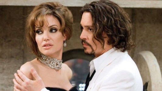A una semana del escándalo, Angelina Jolie encuentra consuelo en los brazos de Johnny Depp