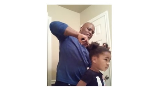 #EsViral El papá peluquero que no puede peinar a su pequeña hija