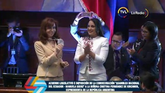 Cristina Kirchner recibió una condecoración en Ecuador y reivindicó la "Patria Grande"