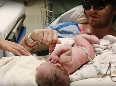 Video emoción: un padre con cáncer terminal asiste al nacimiento de su hijo, pese a los pronósticos
