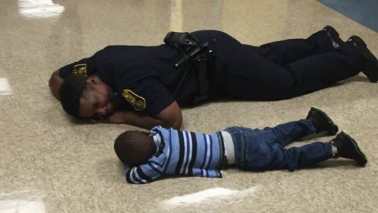 Foto viral: el policía que se tiró al suelo para consolar a un nene