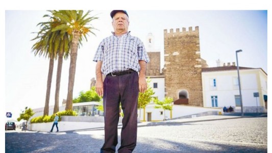 Por un mal diagnóstico médico, estuvo 43 años sin poder caminar