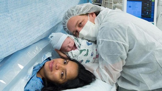 Polémica: hospital cobra a los padres por tocar a su bebé recién nacido