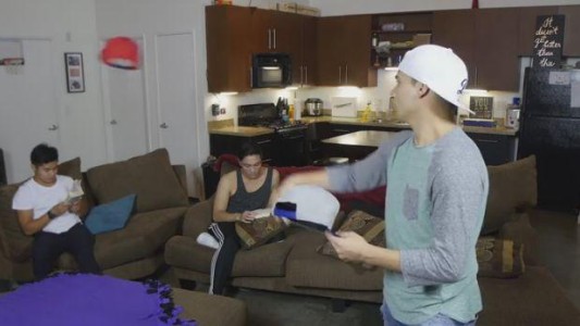 La sorprendente precisión de unos jóvenes lanzando gorras