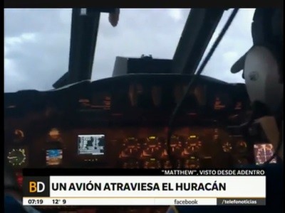 Un avión en medio del huracán