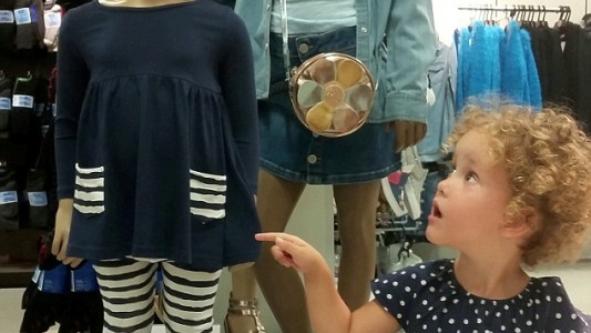 La tierna reacción de una nena al descubrir a su "gemela"