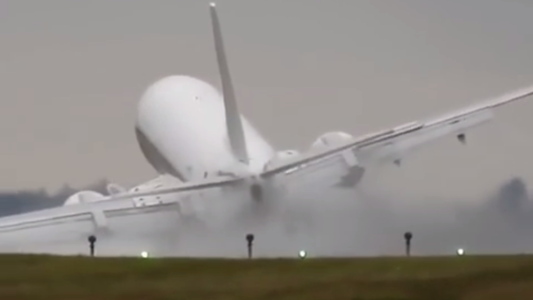Video impactante: aterrizaje forzoso en el aeropuerto de Praga por el fuerte viento
