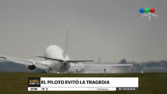 Video: un piloto abortó aterrizaje y evitó una tragedia