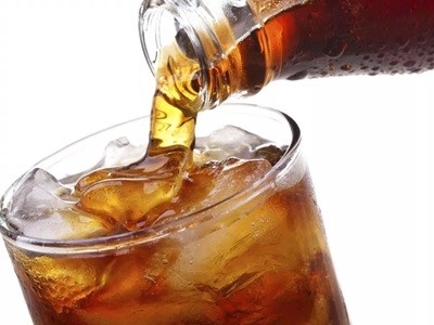 Proponen subir impuestos a las bebidas azucaradas para combatir la obesidad