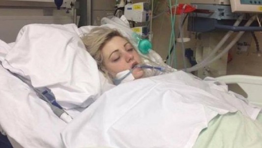 Una madre publicó una foto impactante de su hija en coma tras una sobredosis