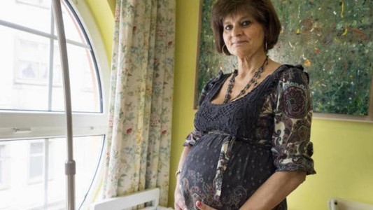Polémica en España por la mujer que dio a luz una nena a los 62 años