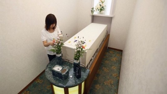 El lucrativo negocio de los hoteles para muertos en Japón