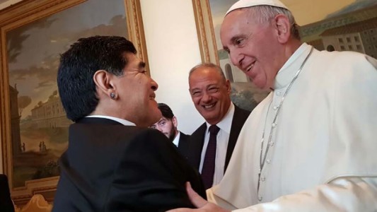 El Papa saludó a Maradona antes del Partido por la Paz