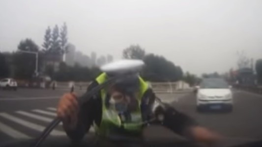 Video: intentó escapar de un control policial y se llevó a un agente en el capot