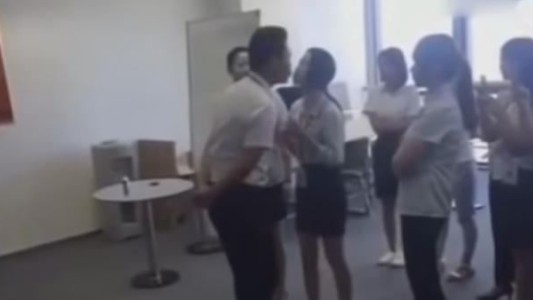 Polémico: una empresa china obliga a las empleadas a besar a su jefe cada mañana