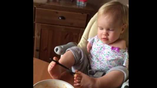 La emotiva historia de la bebé que nació sin brazos y aprendió a comer con sus pies
