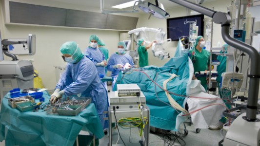 Tuvieron que amputarle el pene porque le quedó atascado dentro de una botella