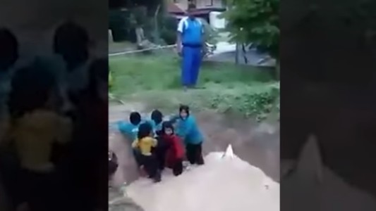 Video: obligaron a niñas a cruzar un estanque donde había serpientes pitón