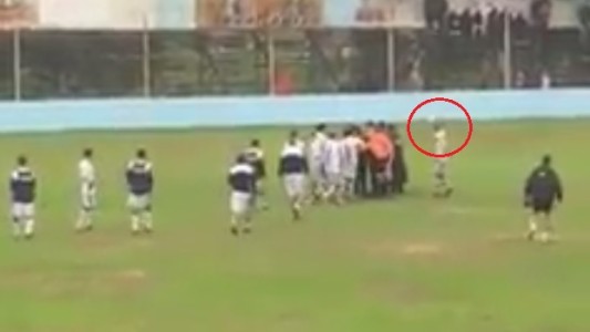El APREVIDE prohibió el ingreso a las canchas al futbolista que agredió a una referí